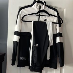 Nike Air Big Boys Tracksuit Size XL in Black/White AQ9423-010.